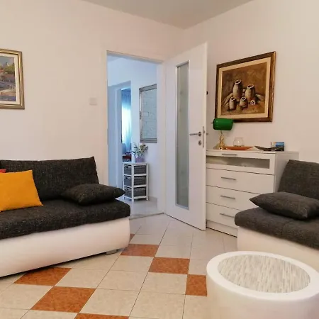 Kiara Sabunike 836 Apartment