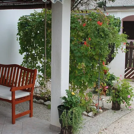 Kiara Sabunike 836 Apartment