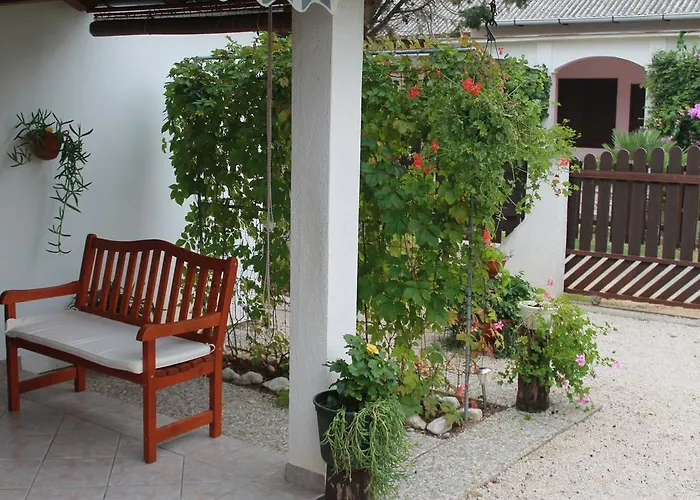 Kiara Sabunike 836 公寓